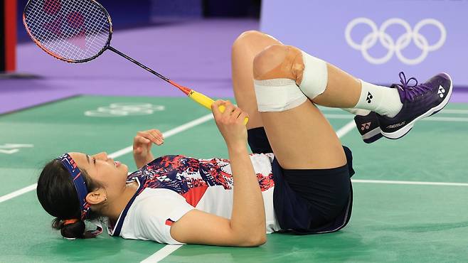 대한민국 배드민턴 대표팀 안세영이 5일 오후(한국시간) 프랑스 파리 라 샤펠 아레나에서 열린 2024 파리올림픽 배드민턴 여자 단식 결승에서 중국의 허빙자오 선수와 맞대결을 펼치고 있다./뉴스1