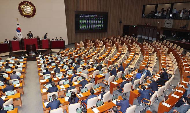 5일 오후 국회에서 열린 본회의에서 야당 주도로 '노란봉투법'(노동조합·노동관계조정법 개정안)이 통과되고 있다. /연합