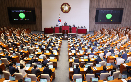 5일 오후 국회에서 열린 본회의에서 야당 주도로 '노란봉투법'(노동조합·노동관계조정법 개정안)이 통과되고 있다. 엽합뉴스