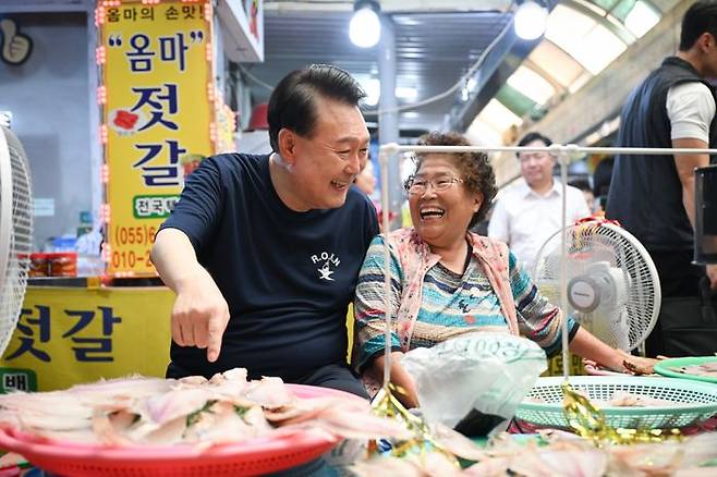 여름휴가 중인 윤석열대통령이 5일 경남 통영시 통영중앙시장을 찾아 상인들과 이야기를 나누고 있다. ⓒ대통령실