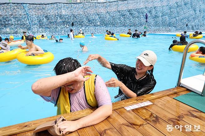 5일 오후 서울 노원구 서울과학기술대학교 종합운동장에서 열린 ‘2024 노원 장애인 가족과 함께하는 노원 꿀잼 워터파크’ 행사에서 참가자들이 물놀이를 즐기고 있다. 이한결 기자 always@donga.com