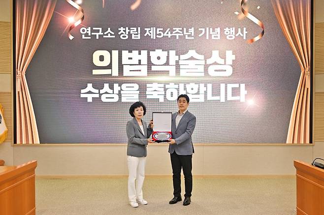 지난 2일 열린 국방과학연구소 창립 54주년 기념식에서 이수용 선임연구원과 고(故) 김용철 옹의 장녀인 김설매 여사가 기념사진을 촬영하고 있다. 사진=ADD 제공