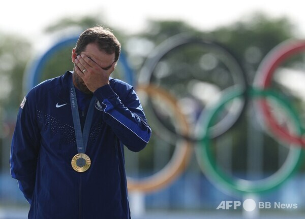 2024 파리 올림픽 남자골프에서 금메달을 딴 스코티 셰플러의 시상식 모습이다. 사진제공=ⓒAFPBBNews = News1