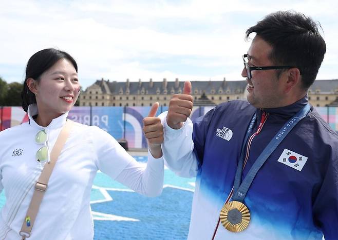 4일(현지시각) 프랑스 파리 레쟁발리드에서 열린 2024 파리올림픽 양궁 남자 개인전에서 금메달을 딴 김우진(오른쪽)이 임시현의 축하를 받고 있다. 파리/연합뉴스