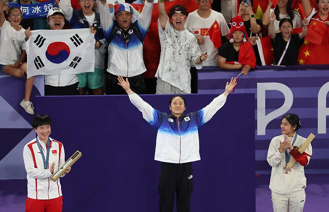 안세영이 5일 오전(현지시각) 프랑스 파리 포르트 드 라 샤펠 아레나에서 열린 2024 파리올림픽 배드민턴 여자 단식 결승전에서 중국 허빙자오와 경기에서 승리한 뒤 시상식에서 기념사진을 찍고 있다. 안세영은 중국의 허빙자오를 2-0으로 꺾고 금메달을 목에 걸었다. 안세영은 배드민턴 여자 단식에서 28년 만에 정상의 자리에 올랐다. 파리/강창광 선임기자 chang@hani.co.kr