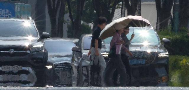 무더위가 이어진 5일 대구 중구 반월당사거리 인근 달구벌대로에서 시민들이 열기로 가득한 횡단보도를 건너고 있다. 연합뉴스