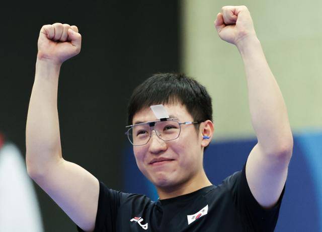 대한민국 사격 대표팀 조영재가 5일 프랑스 샤토루 슈팅 센터에서 열린 2024 파리 올림픽 사격 남자 25m 속사권총 결선에서 은메달을 확정지은 후 기뻐하고 있다. 샤토루=뉴스1