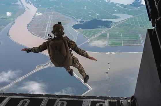 7월 23일 군산 공군기지 상공에서 미 공군 장병들이 MC-130J '코만도 II' 다목적 수송기에서 자유낙하 훈련을 실시하고 있다. 미 제8전투비행단