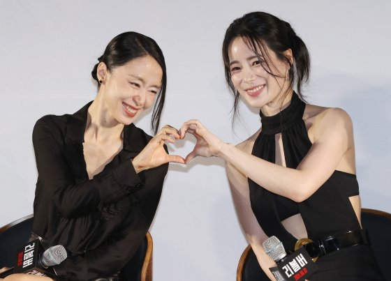 배우 전도연(왼쪽)과 임지연이 지난달 9일 오전 서울 강남구 메가박스 코엑스점에서 열린 영화 '리볼버' 제작보고회에서 포즈를 취하고 있다.연합뉴스