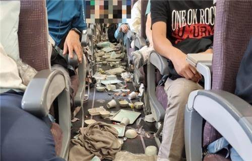 ▲ 난기류로 기내식 등이 쏟아진 KE197편 [연합뉴스]&nbsp;