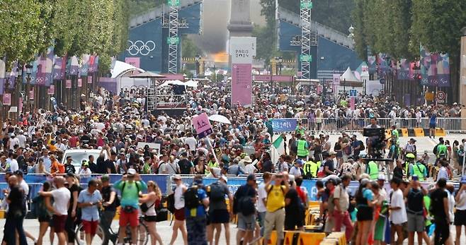 2024 파리올림픽 개막 닷새째인 31일(현지시간) 프랑스 파리 콩코르드 광장 인근 도로에서 프랑스 시민과 관광객들이 올림픽 분위기를 즐기고 있다. 사진=연합뉴스