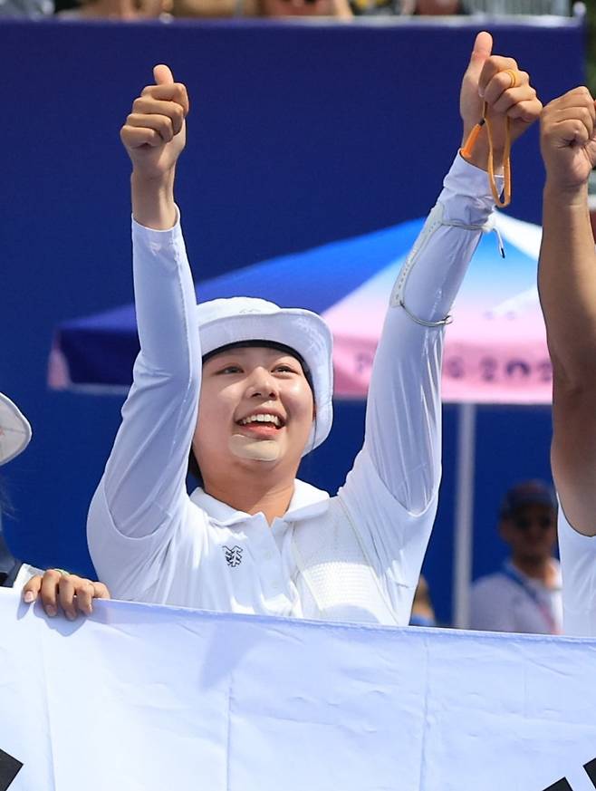 대한민국 양궁 대표팀 임시현 선수가 3일 오후(한국시간) 프랑스 파리 앵발리드에서 진행된 양궁 여자 개인 금메달 결정전 대한민국 남수현과의 경기에서 금메달을 확정 지은 후 기뻐하고 있다. 사진=뉴스1