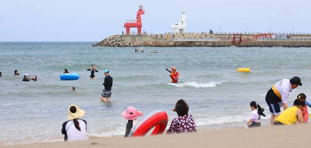 제주 이호테우해수욕장에서 관광객과 도민이 물놀이를 즐기고 있다. 연합뉴스