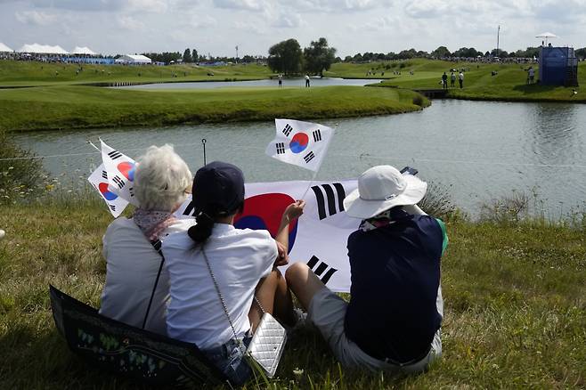 한국 팬들이 2일(현지시간) 프랑스 파리 인근 기앙쿠르 르 골프 나쇼날에서 열린 2024 파리올림픽 골프 남자 스트로크 플레이 2라운드 15번 홀 주변에서 김주형을 응원하고 있다. 김주형은 중간 합계 8언더파 134타 공동 5위를 기록했다./AP=뉴시스