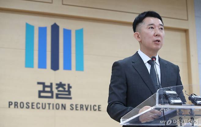 (서울=뉴스1) 임세영 기자 = 이희동 서울남부지방검찰청 1차장검사가 5일 오전 서울 양천구 남부지검에서 대학생 연합동아리를 이용한 대학가 마약 유통조직 사건 관련 브리핑을 하고 있다.   서울남부지검 형사4부(남수연 부장검사)는 최근 대학생 연합동아리 회장 A씨(30대) 등 대학생 총 14명을 적발해 마약류관리법 위반 등 혐의로 3명을 구속기소, 2명은 불구속 기소했고 나머지 가담자들은 중독여부와 재범 위험성 등을 고려해 기소유예 처분했다고 밝혔다. 2024.8.5/뉴스1  Copyright (C) 뉴스1. All right /사진=(서울=뉴스1) 임세영 기자