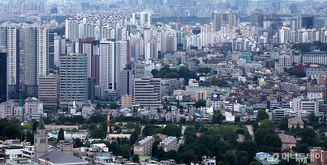 15일 오후 서울 용산구 남산에서 서울 도심 아파트가 보이고 있다. 은행권 주택담보대출이 1주일 만에 1조원대로 늘어났으나 은행 가계대출 잔액은 감소세로 돌아선 것으로 나타났다./사진=뉴시스