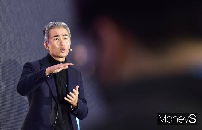 국제 게임전시, 지스타 2023(Game Show and Trade, All Round 2023)이 둘째날을 맞이한 가운데 17일 부산 해운대구 벡스코 컨벤션홀에서 열린 '지콘(G-CON) 2023'에서 장현국 위메이드 대표가 키노트 연설을  하고 있다./사진=임한별 기자