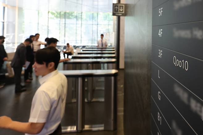 검찰 수사관들이 1일 티몬·위메프 판매대금 정산 지연 사태 관련, 서울 강남구 큐텐 본사를 압수수색하기 위해 들어가고 있다. [연합]