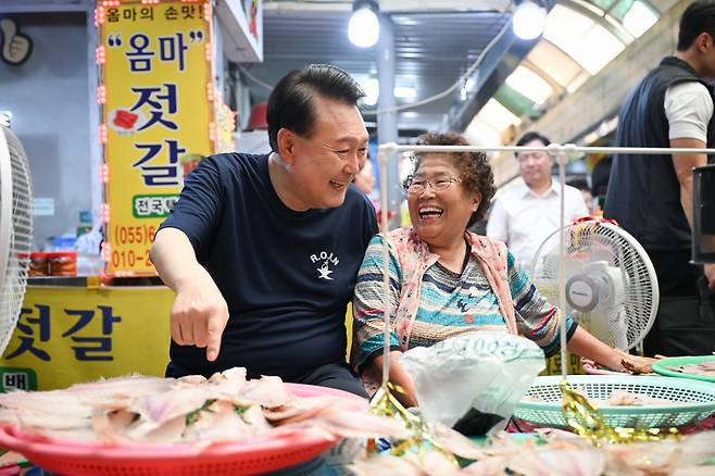 여름휴가 중인 윤석열 대통령이 5일 경남 통영시 통영중앙시장을 찾아 상인들과 이야기를 나누고 있다. [연합]