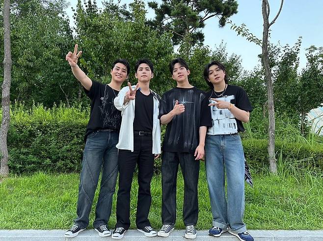 사진=데이식스 공식 계정