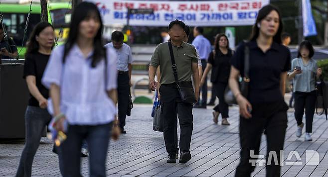 [서울=뉴시스] 정병혁 기자 = 덥고 습한 날씨가 이어진 5일 서울 종로구 세종대로에서 얇은 옷차림을 한 시민들이 이동하고 있다. 2024.08.05. jhope@newsis.com