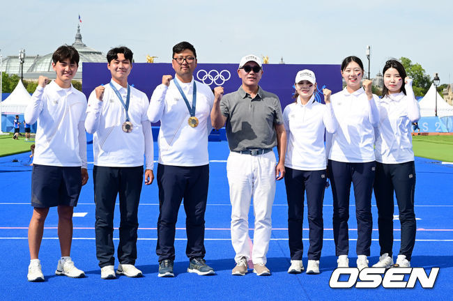 [OSEN=파리(프랑스), 최규한 기자] 김우진(32, 청주시청)이 한국 올림픽 양궁 역사에 큰 획을 그었다. 김우진은 4일 프랑스 파리 레쟁발리드에서 열린 2024 파리 올림픽 양궁 남자 개인 결승전에서 브래디 엘리슨(미국)과 맞대결을 펼쳐 5-5 동점을 기록했다. 김우진은 슛오프까지 가는 접전끝에 엘리슨을 4.9mm 차로 잡아냈다.이로써 김우진은 역대 올림픽에서 5번째 금메달을 목에 건 최초의 한국 선수가 됐다. 여기에 파리 올림픽 3관왕을 이뤄냈다. 더불어 김우진의 금메달로 이번 한국 양국 대표팀은 양궁 전종목에서 금메달을 모두 차지하는 대기록을 작성했다.파리올림픽을 모두 마친 양궁 대표팀 김제덕, 이우석, 김우진, 정의선 현대차 회장, 전훈영, 임시현, 남수현(왼쪽부터)이 기념촬영을 하고 있다. 2024.08.04 / dreamer@osen.co.kr