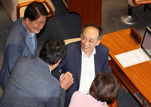 대화 나누는 추경호 - 추경호(오른쪽) 국민의힘 원내대표가 5일 오후 서울 여의도 국회에서 열린 제417회(임시회) 제1차 본회의에서 권영진(왼쪽), 정희용 의원 등과 대화하고 있다. 뉴시스