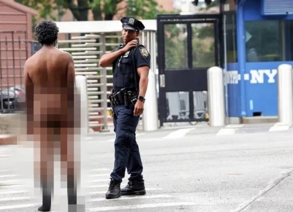 공공장소에서 알몸으로 배회하다 뉴욕 경찰의 제재를 받는 남성의 모습. 뉴욕포스트