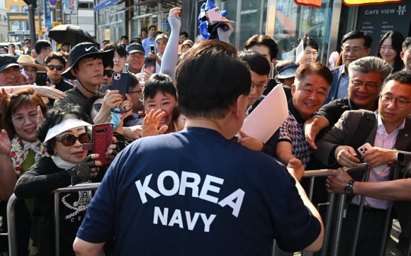 윤석열 대통령, 여름휴가 중 통영중앙시장 방문 - 윤석열 대통령, 여름휴가 중 통영중앙시장 방문     (서울=연합뉴스) 진성철 기자 = 여름휴가 중인 윤석열 대통령이 5일 경남 통영시 통영중앙시장을 찾아 시민들과 인사하고 있다.  2024.8.5.  대통령실 제공