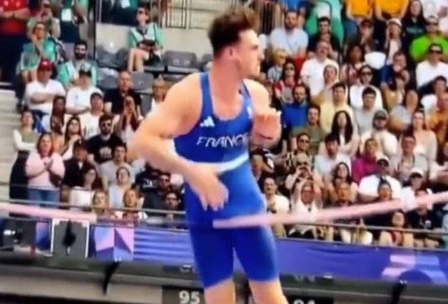 프랑스 장대높이뛰기 선수 아미라티가&nbsp;3일(한국시간)&nbsp;열린 2024 파리올림픽&nbsp;남자 높이뛰기 예선에서 경기 중에 내려오다&nbsp;중요 부위가 바를 건드려 결선진출에 실패했다. 그러나 이 ‘대형사고’로 온라인에서 스타가 됐다.  뉴시스