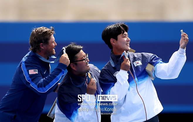 ▲ 4일(현지시간) 프랑스 파리 레쟁발리드에서 열린 2024 파리올림픽 양궁 남자 개인전 결승전에서 김우진이 미국 브래들리 엘리슨을 슛오프 끝에 꺾고 금메달을 차지했다.