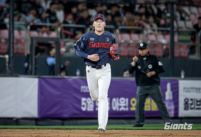 ▲ 어깨라는 점에서 재활 기간이 길어질 가능성이 있고, 몸 상태를 다시 만드는 데 시간이 걸릴 것으로 보여 ‘내년 개막 합류’라는 최상의 시나리오가 이뤄질지도 조금은 지켜봐야 한다. ⓒ롯데 자이언츠