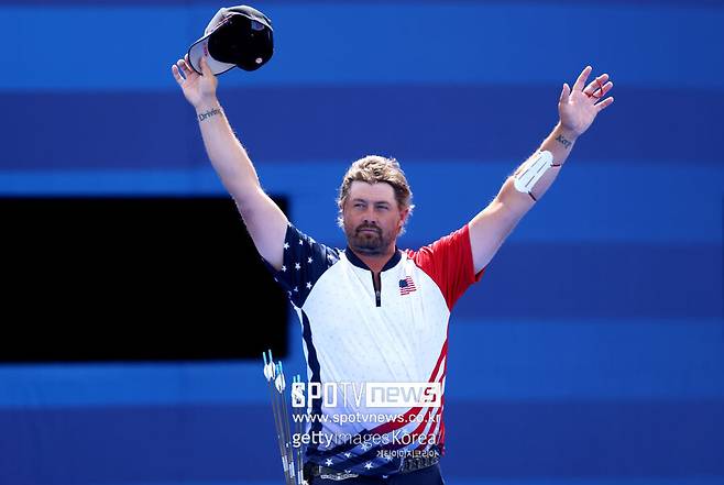 ▲&nbsp;30대 중반 나이에도 활을 놓지 않고 파리 올림픽에 도전한 엘리슨은 개인 최고 성적을 새로 썼다. 혼성 단체에서 동메달을 획득한 뒤 개인전에서 김우진과 자웅을 겨뤄 은메달을 차지했다.&nbsp;김우진과 명승부를 연출한 엘리슨은 다음 대회에 대한 출전 의지를 드러내고 있다. 그는 "전 세계 양궁 팬들이 항상 원했던 경기라고 생각한다"며 "올림픽에서 내가 쏜 최고의 샷이었다고 느꼈다. 통제력을 갖고 있었고 잘 쐈으며 좋은 성적을 거뒀다"고 만족했다.