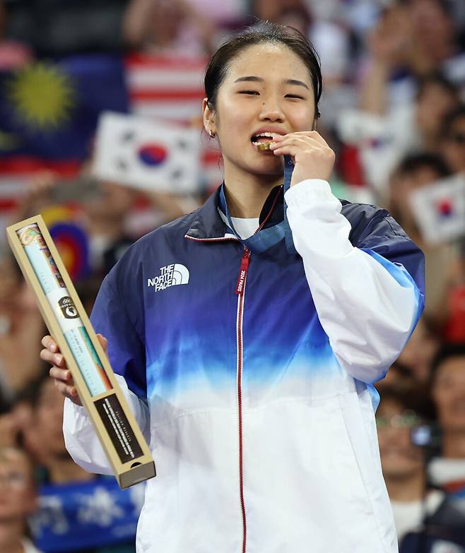 ▲ 5일(현지시간) 프랑스 파리 포르트드 라 샤펠 아레나에서 열린 2024 파리올림픽 배드민턴 여자 단식 결승전에서 한국&nbsp;안세영이 중국 허빙자오를 상대하고 있다. 안세영은 세계선수권대회, 아시안게임에 이어 올림픽 금메달을 달성했다. 이제 아시아선수권대회까지 우승하면 그랜드슬램을 달성한다. ⓒ연합뉴스