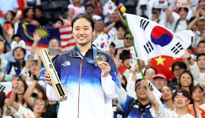 ▲ 5일(현지시간) 프랑스 파리 포르트드 라 샤펠 아레나에서 열린 2024 파리올림픽 배드민턴 여자 단식 결승전에서 한국&nbsp;안세영이 중국 허빙자오를 상대하고 있다. 안세영은 세계선수권대회, 아시안게임에 이어 올림픽 금메달을 달성했다. 이제 아시아선수권대회까지 우승하면 그랜드슬램을 달성한다. ⓒ연합뉴스