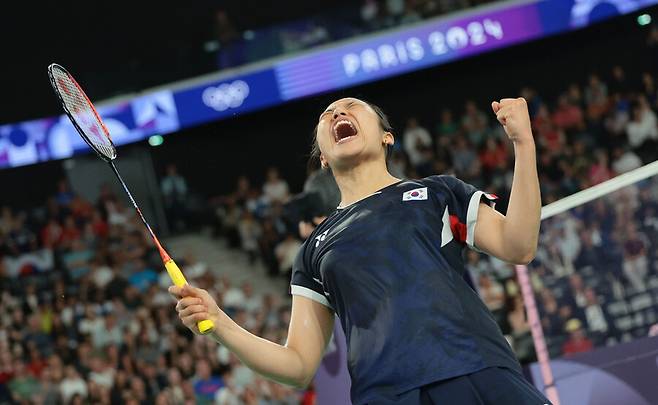 ▲ 5일(현지시간) 프랑스 파리 포르트드 라 샤펠 아레나에서 열린 2024 파리올림픽 배드민턴 여자 단식 결승전에서 한국&nbsp;안세영이 중국 허빙자오를 상대하고 있다. 안세영은 세계선수권대회, 아시안게임에 이어 올림픽 금메달을 달성했다. 이제 아시아선수권대회까지 우승하면 그랜드슬램을 달성한다. ⓒ연합뉴스