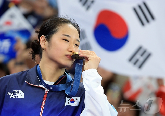 대한민국 배드민턴 대표팀 안세영이 5일 오후(한국시간) 프랑스 파리 라 샤펠 아레나에서 열린 2024 파리올림픽 배드민턴 여자 단식 시상식에서 금메달에 입을 맞추고 있다. /사진=뉴스1