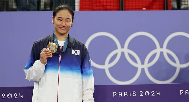 여자 배드민턴 세계랭킹 1위 안세영이 5일(한국시간) 프랑스 파리 포르트드라샤펠 경기장에서 열린 2024 파리 하계올림픽 배드민턴 여자 단식 결승에서 세계랭킹 9위 허빙자오를 게임 스코어 2-0(21-13 21-16)으로 완파하고 금메달을 따냈다. 다만 우승 확정 후 인터뷰를 통해 대한배드민턴협회와 이번 대회 준비 과정에서 갈등이 있었음을 시사하면서 향후 대표팀 은퇴 가능성도 내비쳤다. 사진 연합뉴스