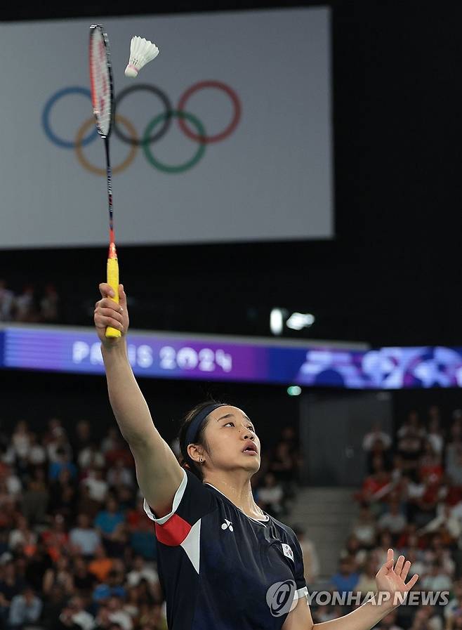 안세영 '결승으로!' (파리=연합뉴스) 김인철 기자 = 4일(현지시간) 프랑스 파리 포르트드 라 샤펠 아레나에서 열린 2024 파리올림픽 배드민턴 여자 단식 4강전에서 한국 안세영이 인도네시아 그레고리아 마리스카 툰중을 상대하고 있다. 2024.8.4 yatoya@yna.co.kr