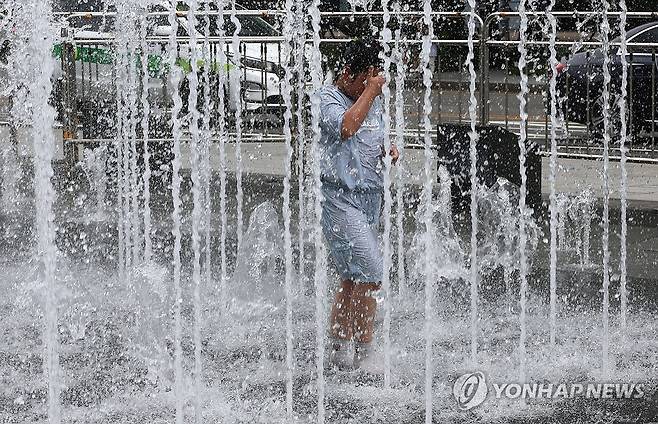 폭염 속 물놀이 (서울=연합뉴스) 이정훈 기자