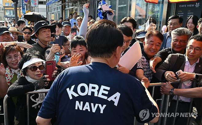 윤석열 대통령, 여름휴가 중 통영중앙시장 방문 (서울=연합뉴스) 진성철 기자 = 여름휴가 중인 윤석열 대통령이 5일 경남 통영시 통영중앙시장을 찾아 시민들과 인사하고 있다.  2024.8.5   [대통령실 제공. 재판매 및 DB 금지] zjin@yna.co.kr