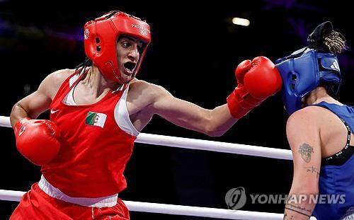 여자 복싱 8강전에서 헝가리 선수에게 펀치 날리는 이마네 칼리프(알제리)  [로이터 연합뉴스 자료사진. 재판매 및 DB 금지]