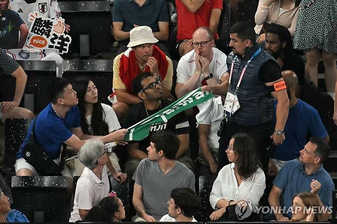 '타이완'이라고 적힌 응원 현수막을 압수하는 경기 요원 [AFP=연합뉴스]