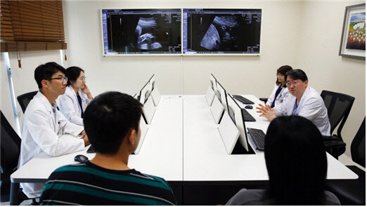 고려대학교 안암병원 산부인과 안기훈 교수(오른쪽 첫 번째), 소아청소년과 이주영 교수(오른쪽 두 번째), 정형외과 장우영, 최지혜 교수(왼쪽부터 순서대로)가 태아 다학제 진료에서 임신부와 배우자에게 진단적 검사 및 영상 결과를 바탕으로 치료계획을 설명하고 있다.