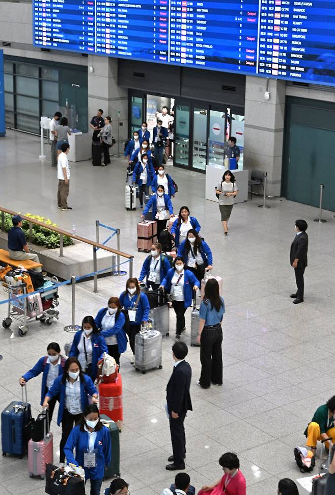 필리핀 가사관리사 100명이 6일 오전 6시 인천국제공항을 통해 입국하고 있다. (사진=서울시)