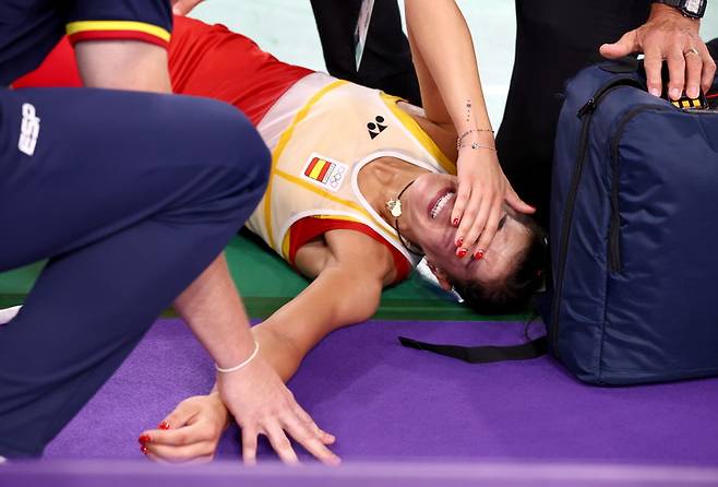 스페인 캐롤리나 마린이 부상 후 괴로워한다