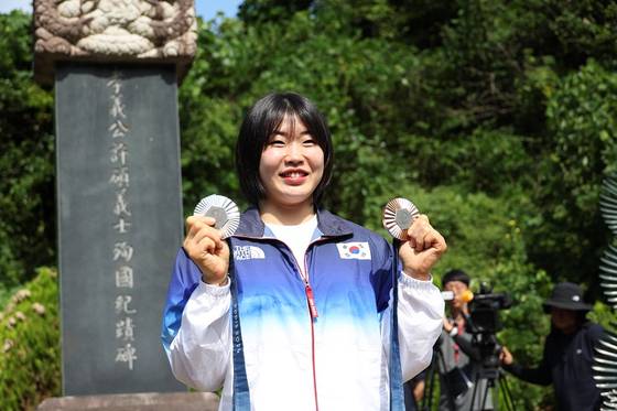 파리올림픽 유도 여자 57kg급에서 은메달, 혼성 단체전에서 동메달을 딴 허미미 선수가 6일 오전 대구 군위군 삼국유사면 화수리에 조성된 독립운동가이자 현조부인 허석 지사의 기적비를 찾아 기념 촬영을 하고 있다. 〈사진=연합뉴스〉