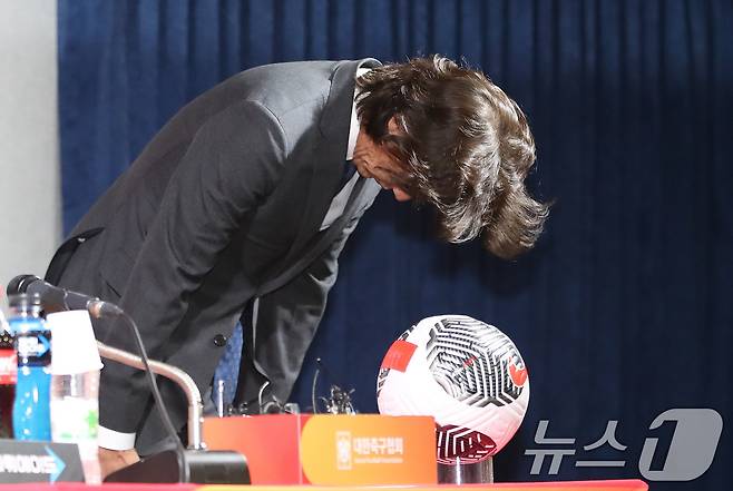 홍명보 대한민국 축구 국가대표팀 감독이 29일 오전 서울 종로구 신문로 축구회관에서 열린 취임 기자회견에서 고개 숙여 인사하고 있다. 2024.7.29/뉴스1 ⓒ News1 임세영 기자