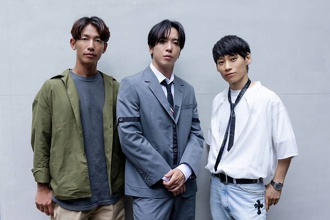 우버월드 신타로(왼쪽부터), 씨엔블루 정용화, 우버월드 타쿠야. 사진 | FNC엔터테인먼트