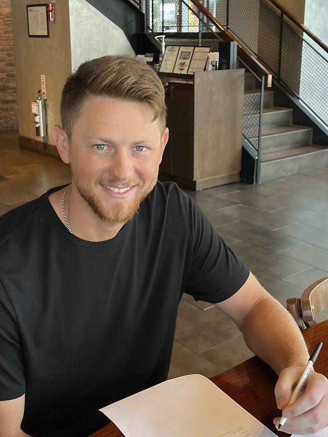 새 외국인 투수 에릭 라우어가 계약을 마친 뒤 기념 촬영을 하고 있다. 사진 | KIA 타이거즈